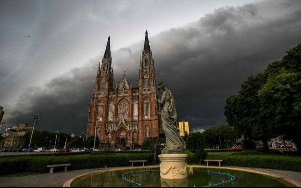 Pronostican en La Plata un viernes pasado por agua: ¿a qué hora para de llover?