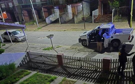 Un empleado mató a su jefe, lo enterró en el patio de la casa y se hizo pasar por él para vender sus cosas