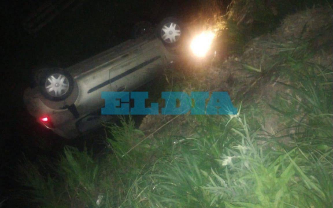 Vuelco y milagro en La Plata vecinos rescataron a una automovilista tras caer a una zanja