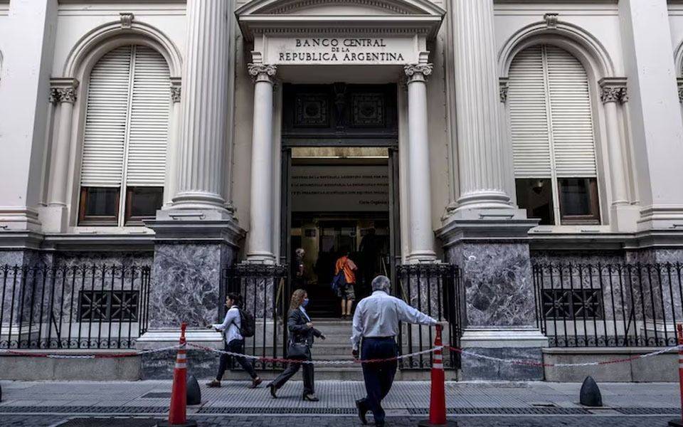 Pese a la intervención del Tesoro de EE.UU, el dólar no cede: el oficial escapó a $1475 y el CCL supera los $1500