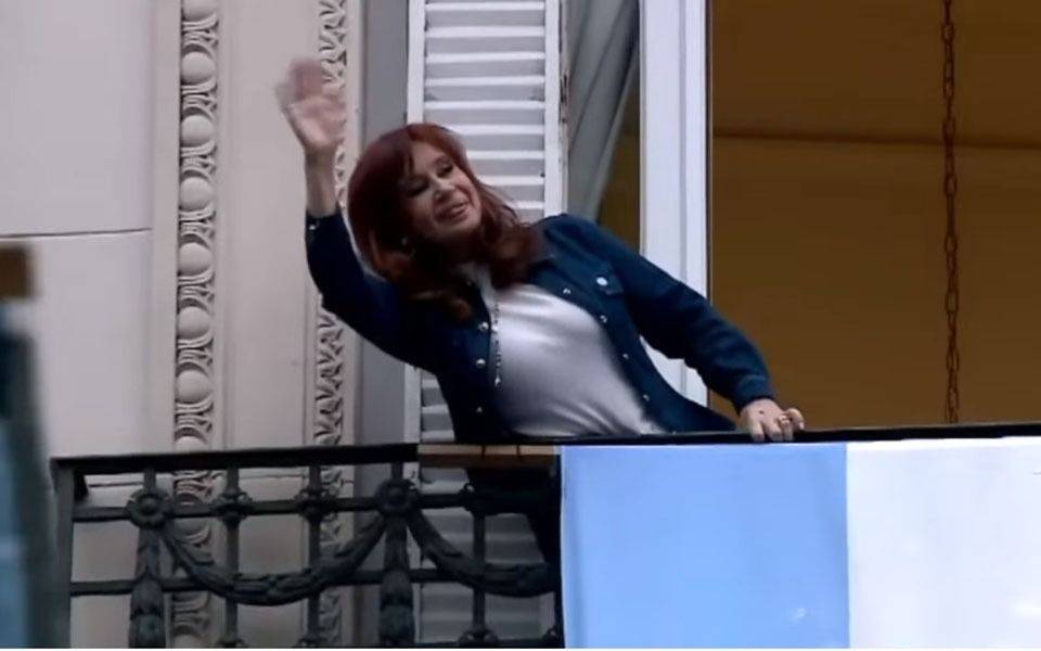 “Es Bessent o Perón”, dijo Cristina Kirchner frente a la movilización frente a su departamento