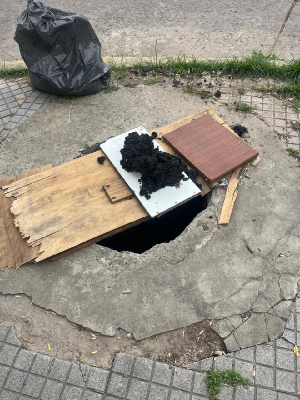 En 22 y 33 un peligro en la vereda: falta la tapa de una cámara subterránea