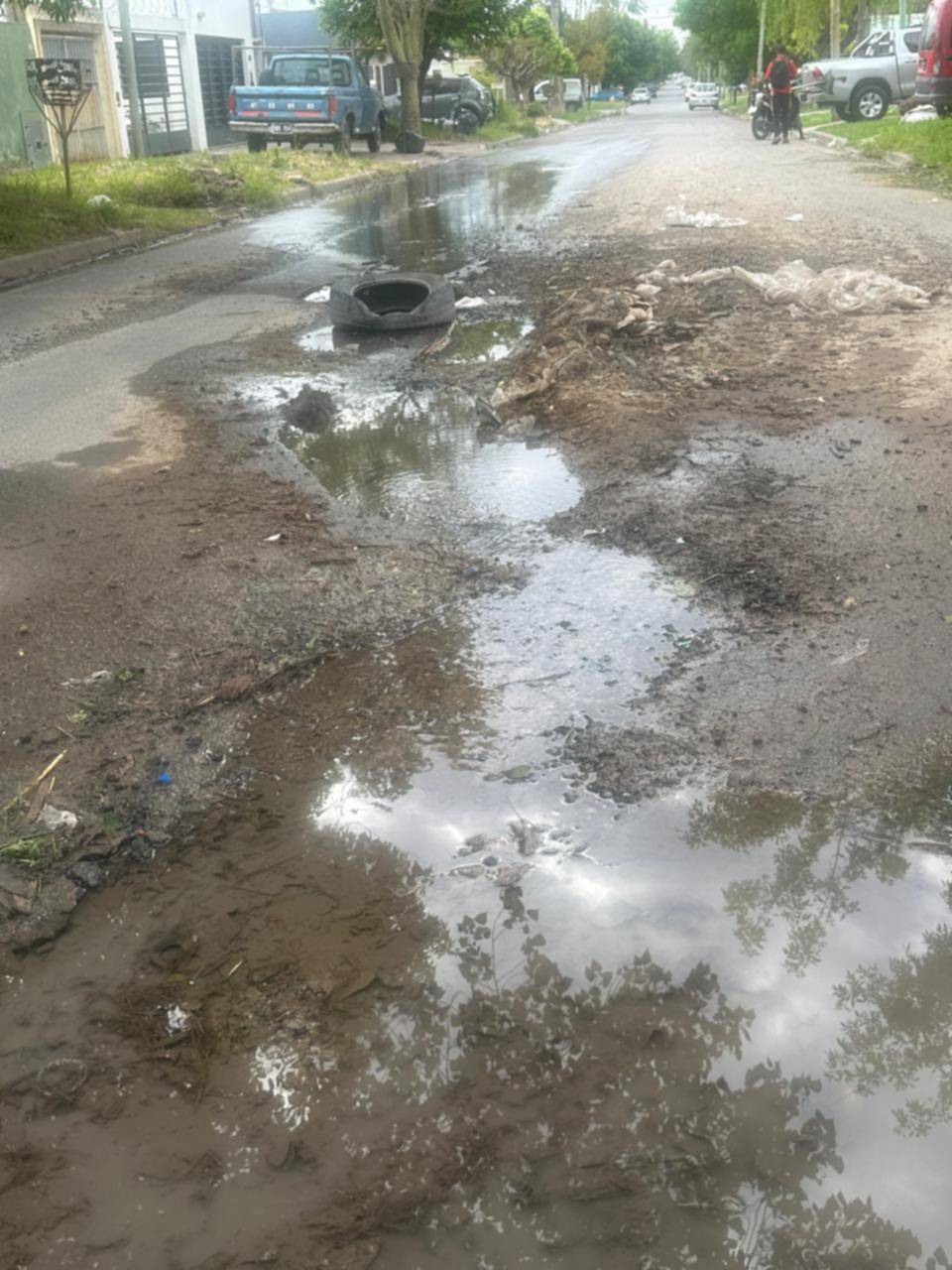 Por una pérdida de agua, una laguna en la cuadra de 134 entre 41 y 42