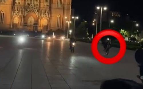 Descontrol en Plaza Moreno por la caravana de motos: maniobras peligrosas, picadas y quejas de los vecinos