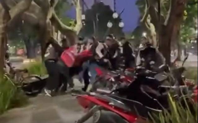 VIDEO.- Nueva pelea entre trapitos, repartidores y los "Hells Angels" alteró la noche en La Plata