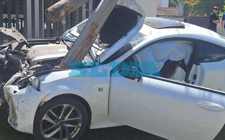Fotos | Impactante choque en La Plata: un auto se estrelló contra un poste y de milagro no hubo una tragedia
