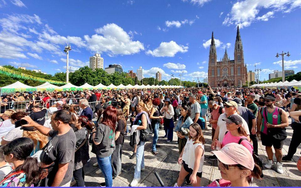 Fotos |  Plaza Moreno colmada con el festival "Brazilian Day"