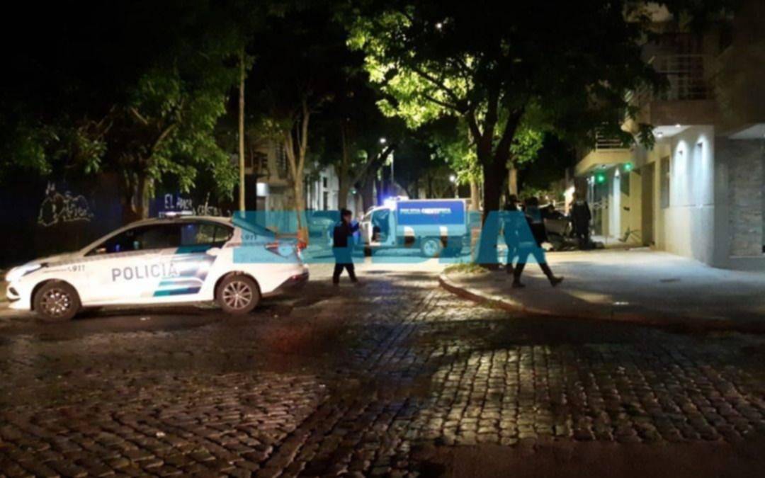 Conmoción en La Plata: un hombre se arrojó desde varios pisos y cayó en la vereda
