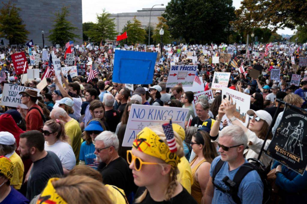 “No a los reyes”: masivas protestas contra Trump
