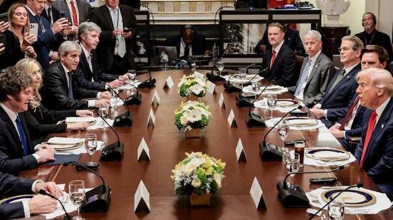 El salvataje financiero y la pulseada política: Milei abre el diálogo y analiza cambios para después de las elecciones