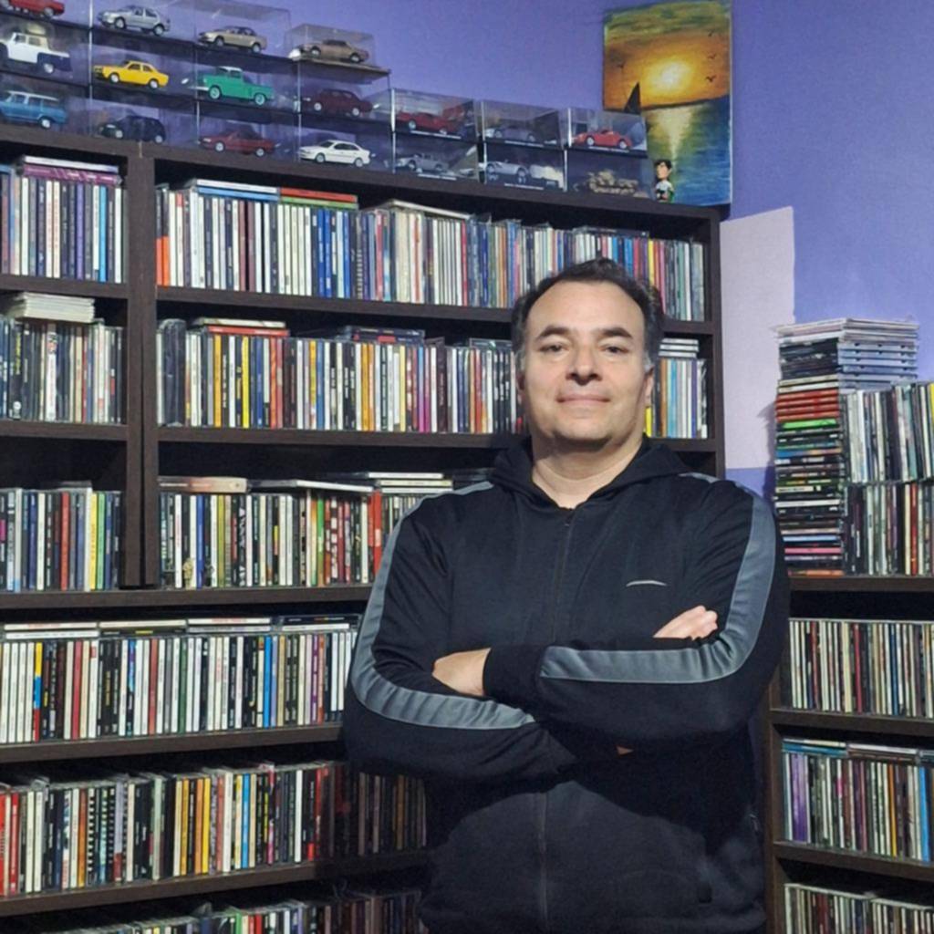 El “guardián” del rock platense, su monumental discoteca y la enciclopedia que se viene