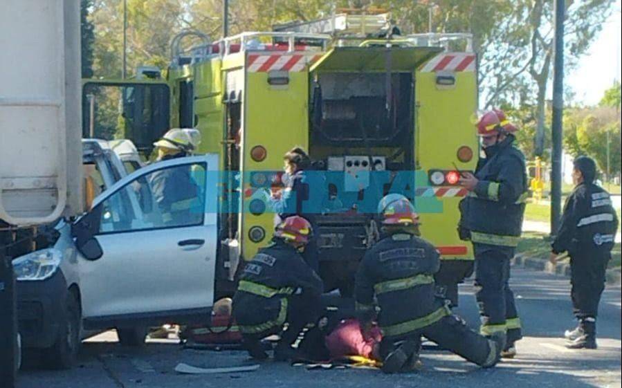 Dramático choque y rescate en La Plata: una mujer quedó atrapada tras impactar contra el tráiler de un camión estacionado