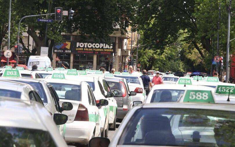 Taxistas, remiseros y transportistas escolares de La Plata marcharán contra las APP