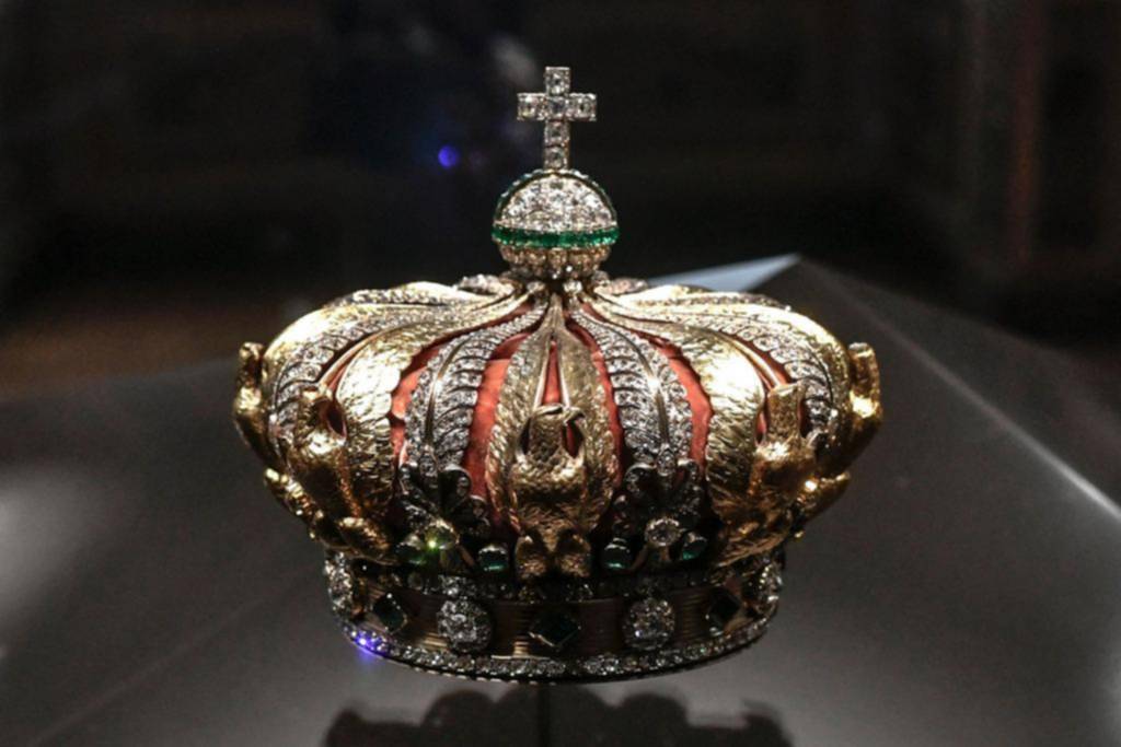 Golpe millonario al Louvre: robaron las joyas de la corona francesa