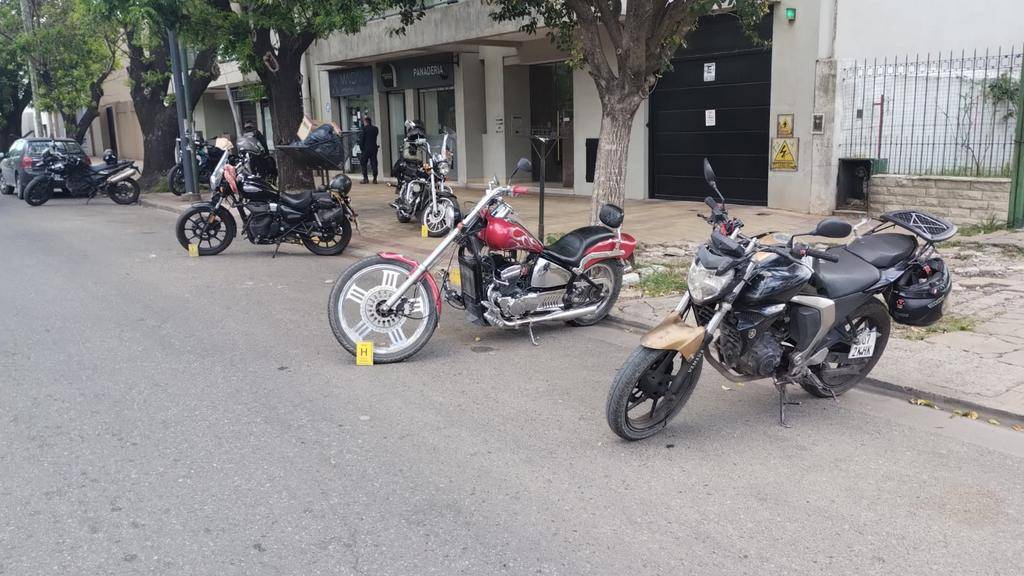 Motoqueros en La Plata: cuatro policías en el infierno de disparos