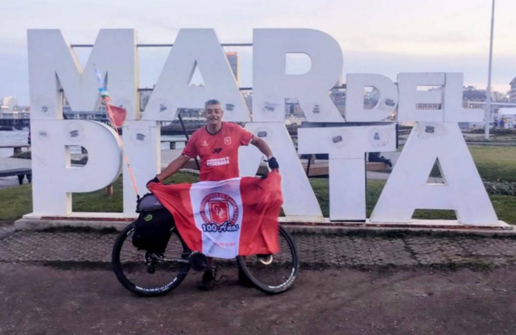 Un hincha pedaleó 600 km para homenajear al club de sus amores