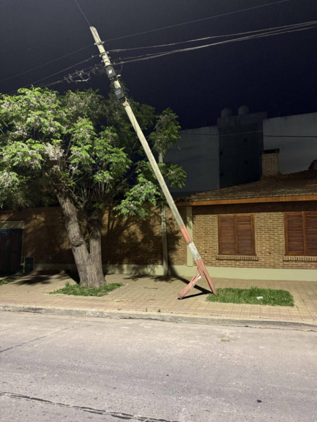 Poste de luz a punto de caer a pocas cuadras de Parque Alberti