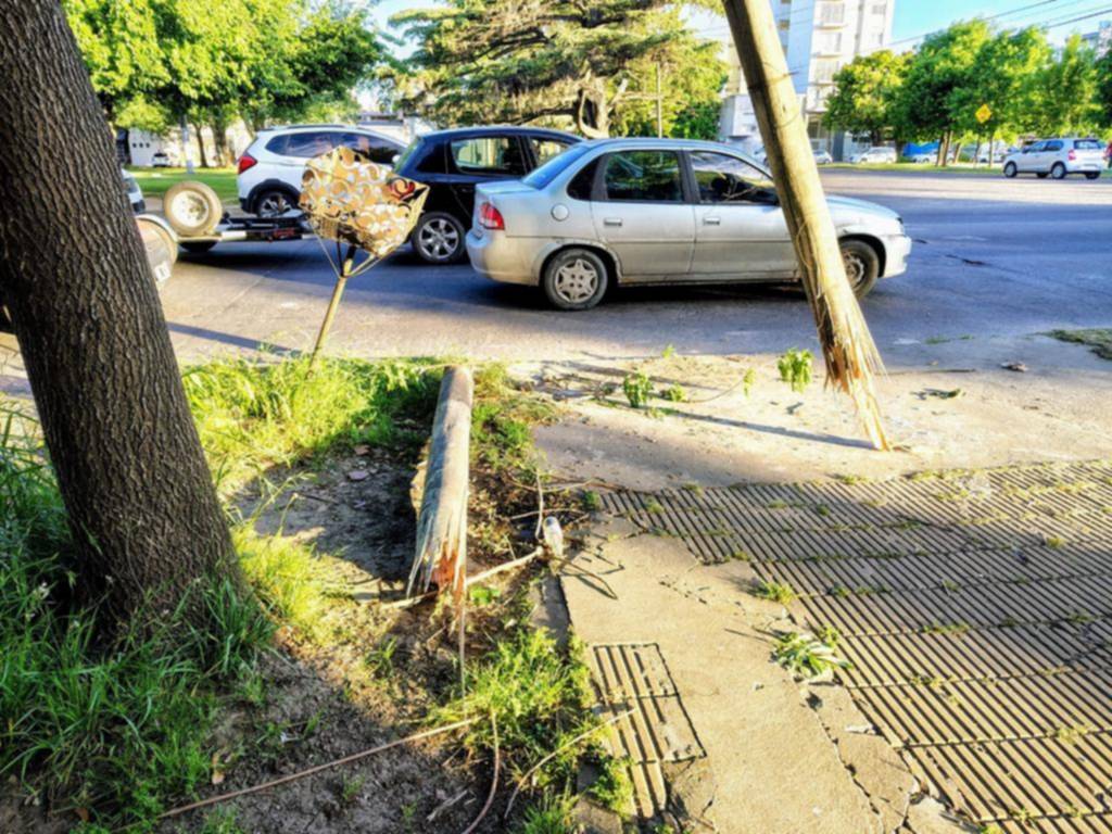 Otro poste que hace “malabares” para no caerse en avenida 32 y calle 8
