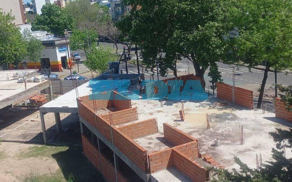 En una secundaria de La Plata denuncian la paralización de las obras de su edificio propio: el drama de un sueño postergado