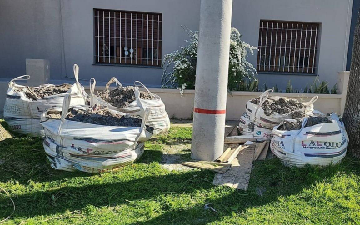 Colocaron un poste, pero quedaron los bolsones de tierra en la puerta "hace cinco meses"