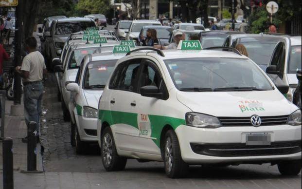 La crisis de los taxis en La Plata se agrava: un informe alerta por la caída de los viajes