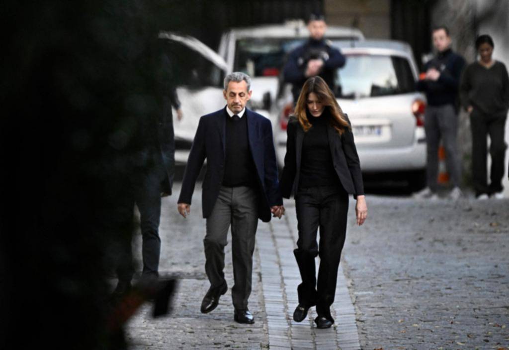Sarkozy y Carla Bruni: silencio y “resistencia” entre rejas