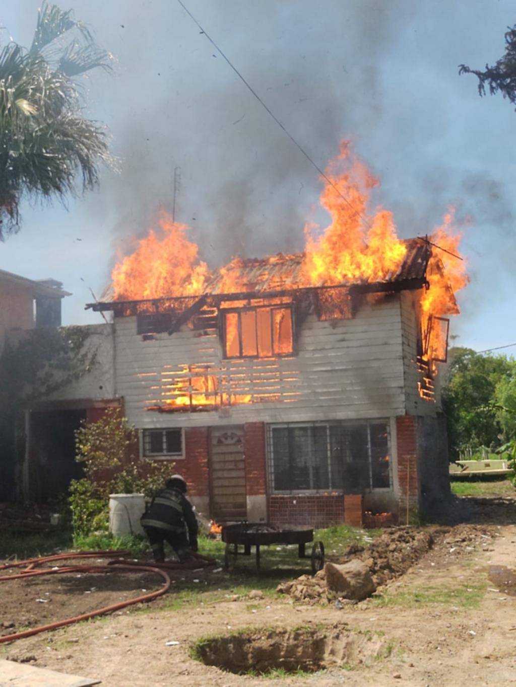 Se prendió fuego una casa en Ensenada