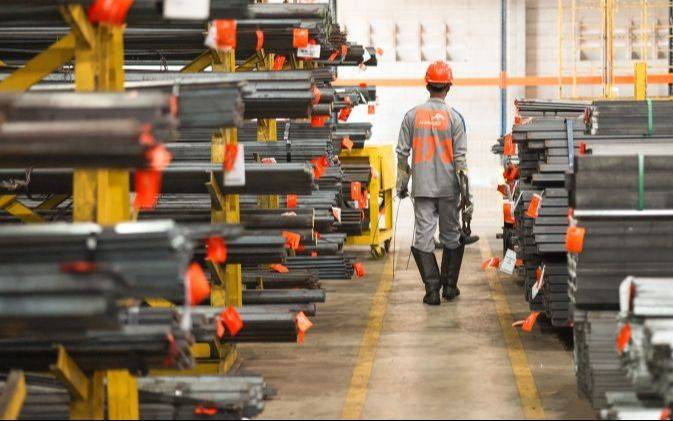 Una siderúrgica bonaerense paraliza sectores clave, suspendería a trabajadores y adelantaría vacaciones