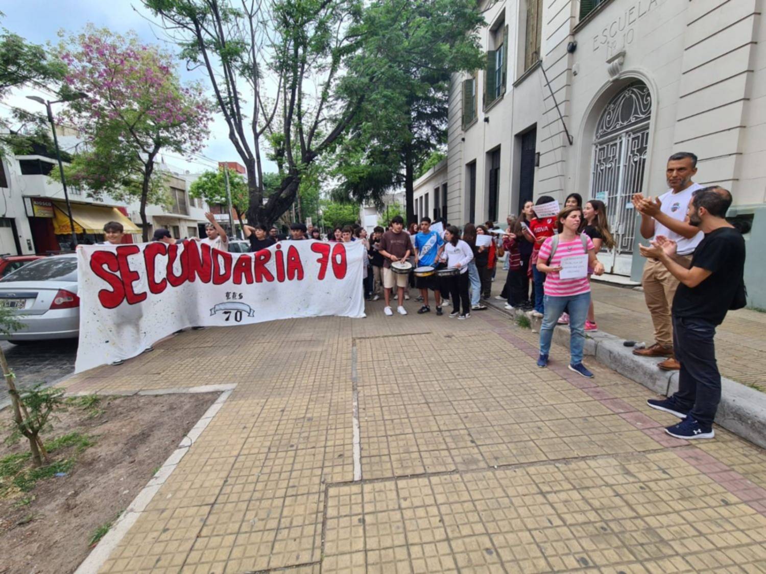 22/10/2025 | UN DÍA MÁS.- Reclamo por una escuela sin terminar, club en crisis y complicaciones para platenses con ceguera