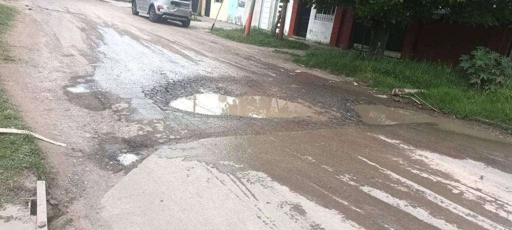 En 15 y 530 hay una pérdida que generó un pozo y temen que provoque un socavón