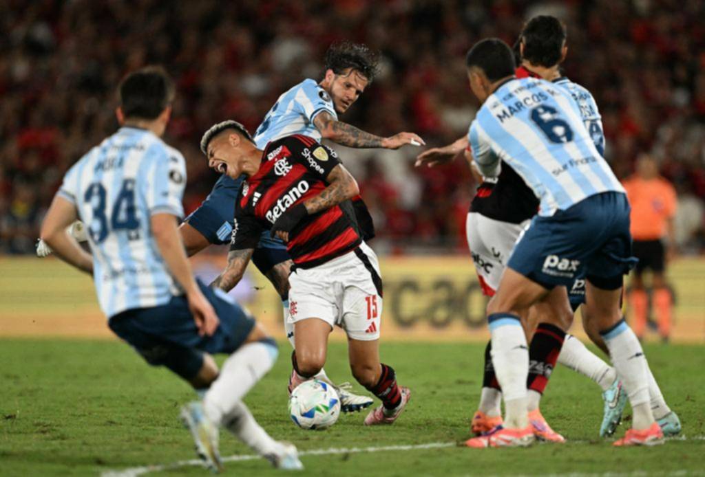 Racing pidió offside en el gol de Flamengo