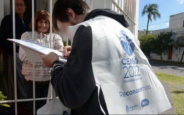 Alertan por falsos empleados del INDEC en City Bell: piden datos biométricos pero “están al acecho para robar"