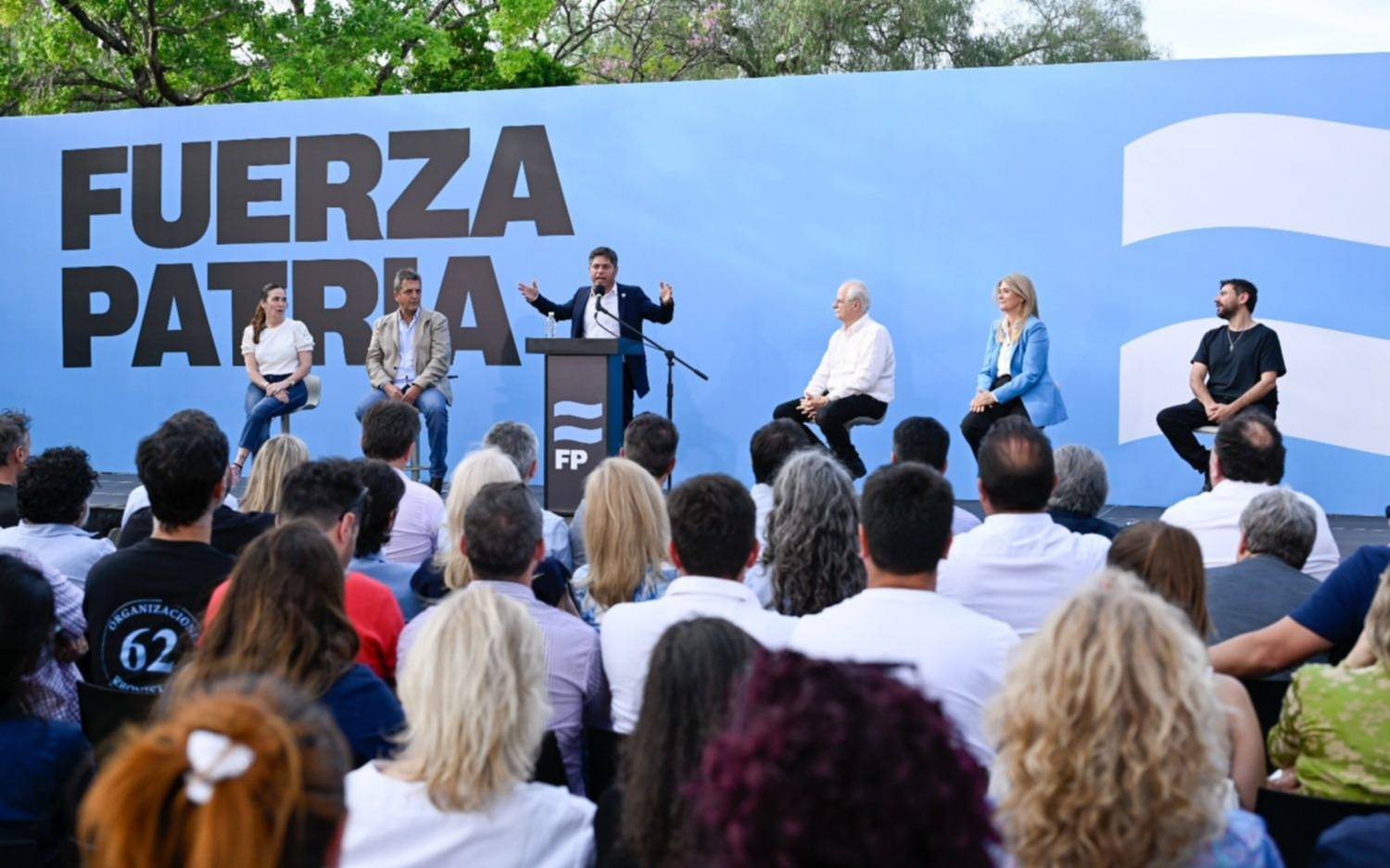 Kicillof encabezó el cierre de campaña de Fuerza Patria en PBA: "Se está timbeando el país"