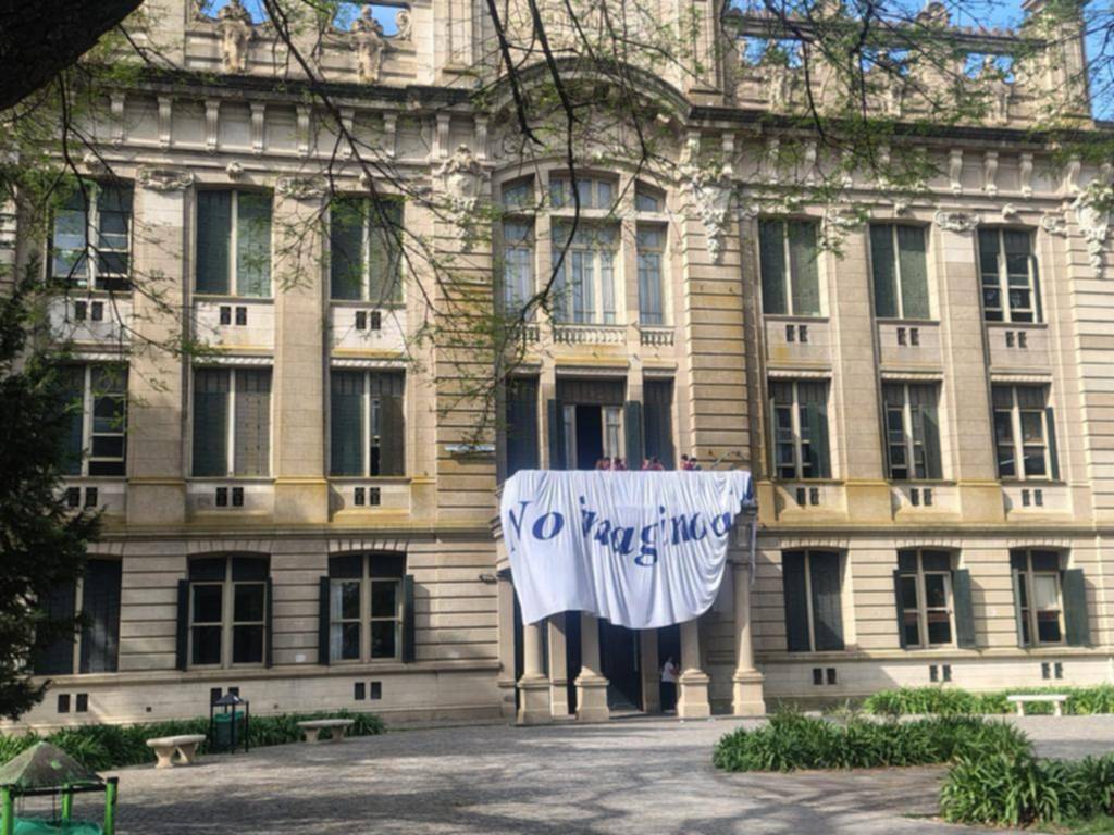 Revuelo y protesta en el Nacional por la denuncia de un estudiante