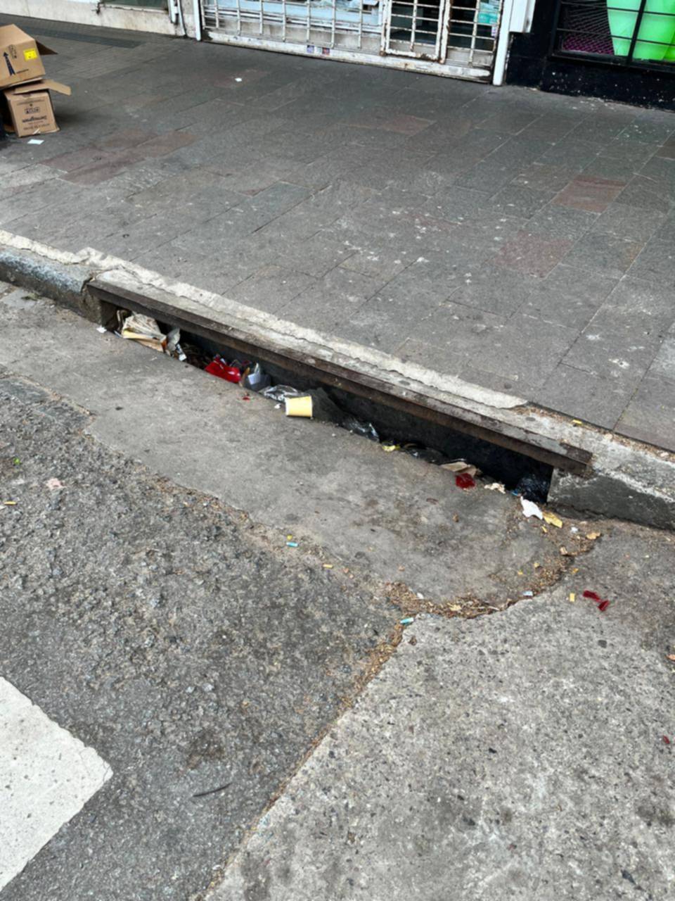 En vísperas de la tormenta una alcantarilla llena de residuos en 8 y 49