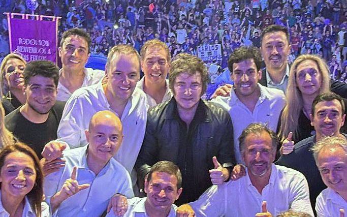 Por las fuertes tormentas, Milei regresa por tierra desde Rosario y se reúne con el CEO del JP Morgan, Jamie Dimon