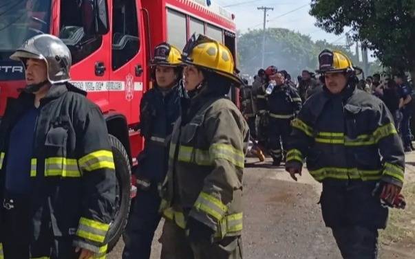 Incendio arrasó una vivienda en Quilmes Oeste y movilizó a más de 20 bomberos