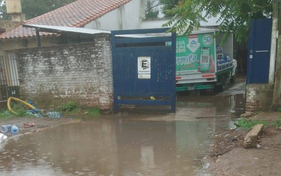 Vecinos de Gonnet, indignados: deben acarrear bidones de agua y ahora ni siquiera pueden llegar al camión