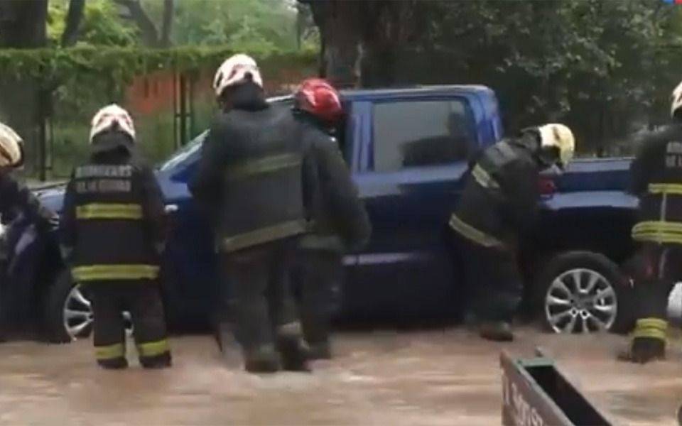 Una VW Amarok quedó atascada tras la rotura de un caño en pleno Belgrano