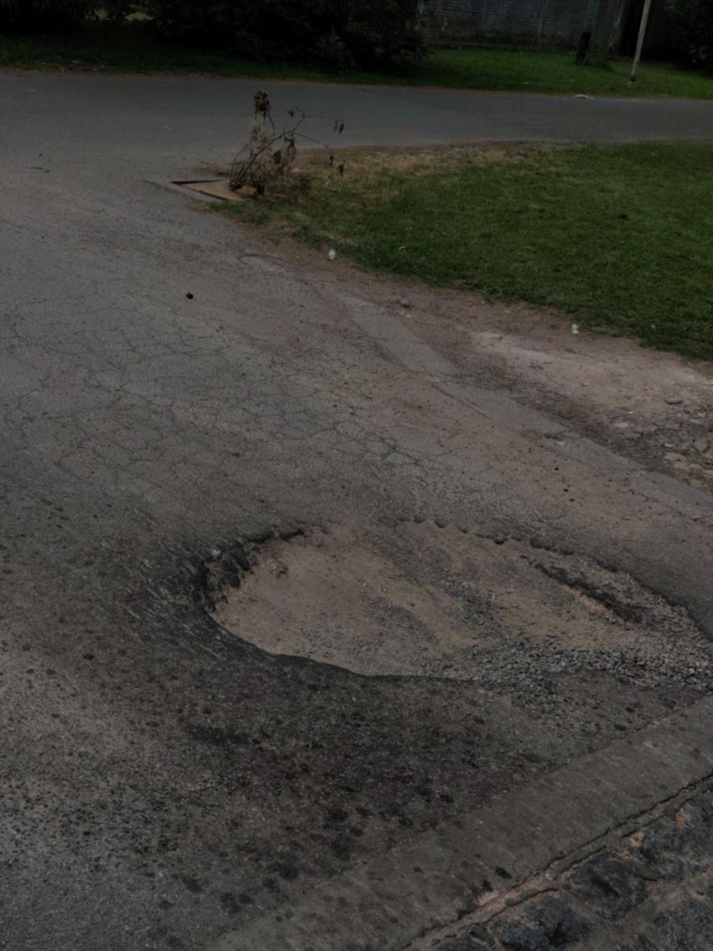 Quejas por “un cráter” en 19 y 509, cercano al Hospital San Roque de Gonnet