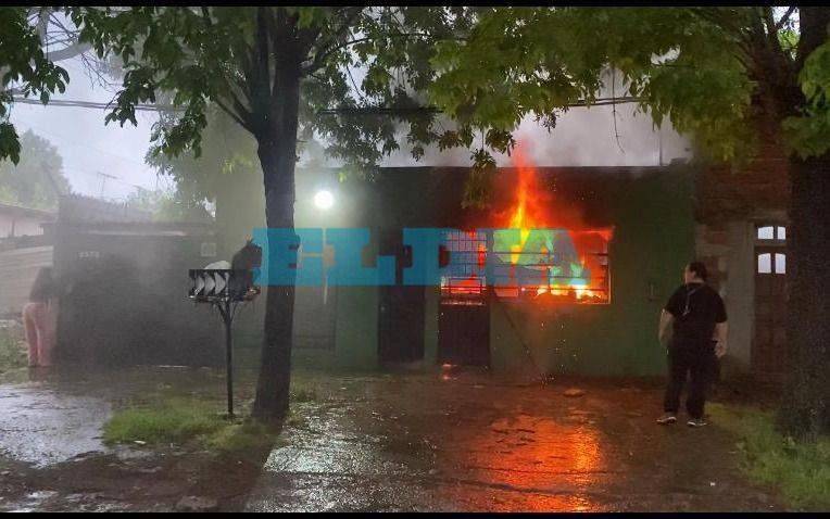 VIDEO. Incendio en San Carlos: un chofer de la Línea Oeste y un periodista ayudaron a rescatar a un hombre de su vivienda en llamas