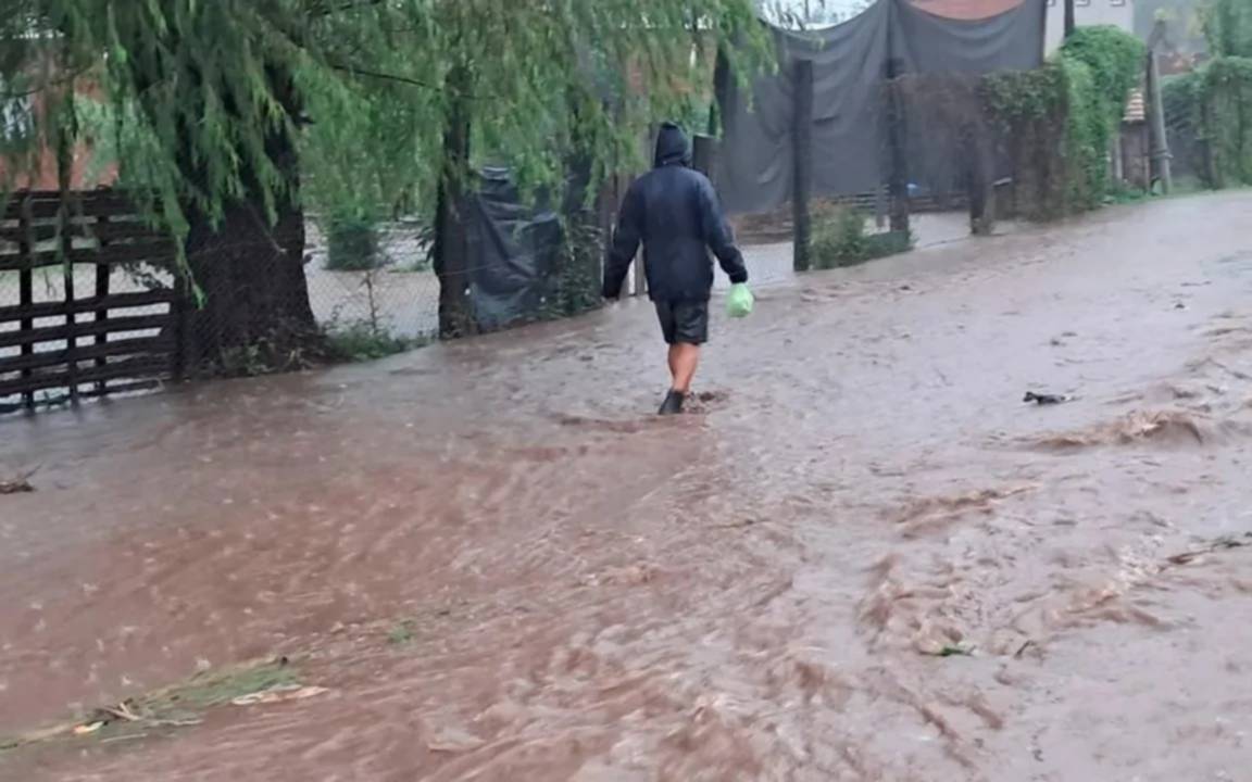 "Quedarse en casa y esperar a que baje el agua", el pedido de Defensa Civil provincial