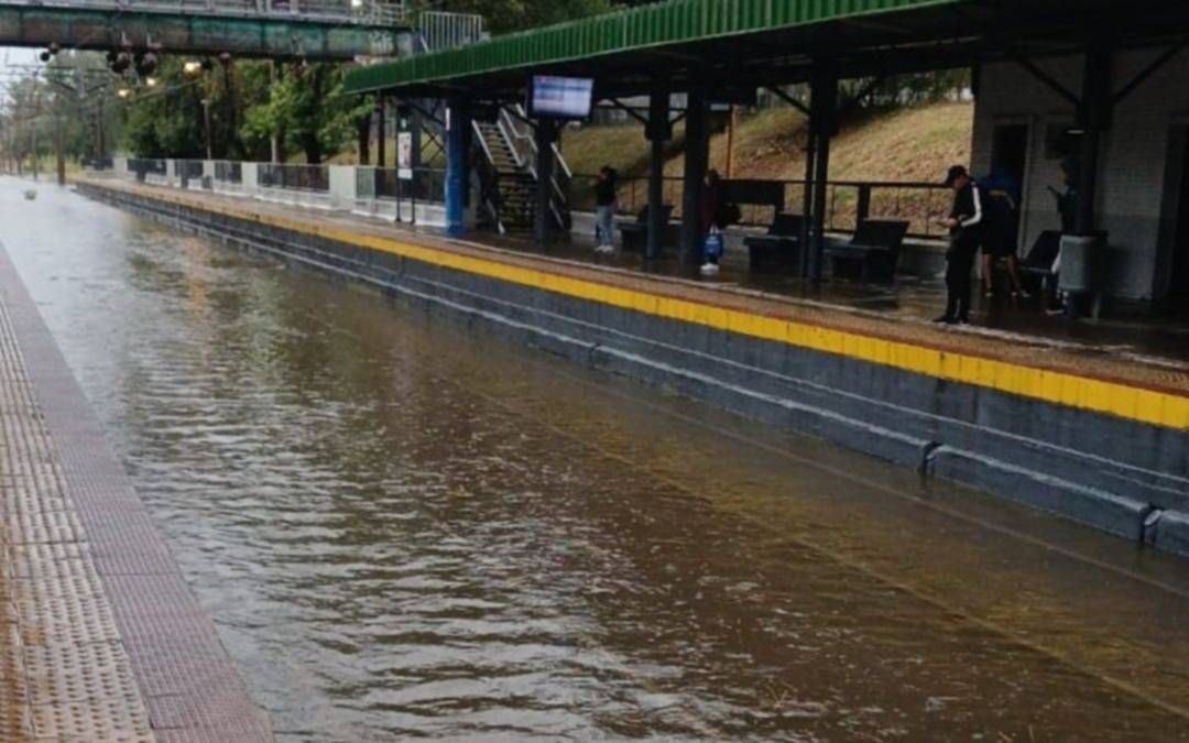 El tren Roca, con demoras en el ramal La Plata por una falla eléctrica