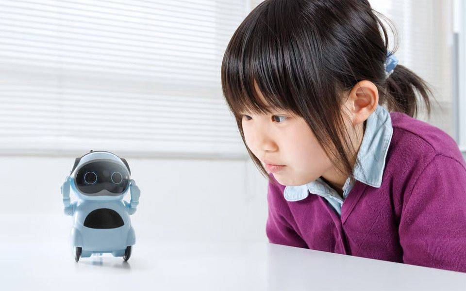 Viral | Una niña china se despidió entre lágrimas de su robot de inteligencia artificial y conmovió al mundo