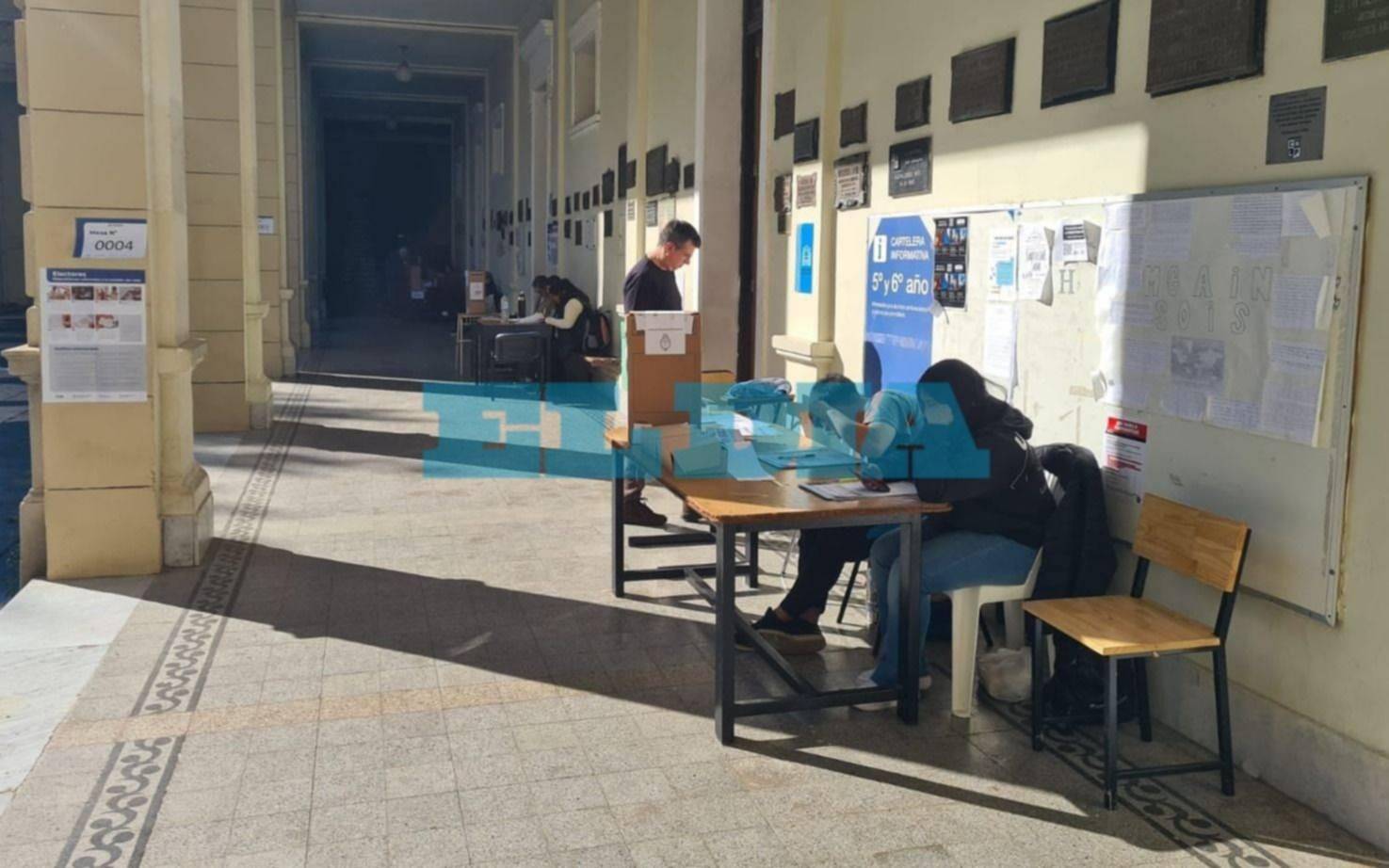 VIDEO. ¿Temor a quedar como autoridad de mesa o votantes más remolones? Pocos platenses en la apertura de las mesas de votación