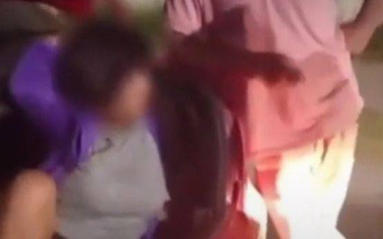 Taxista manejaba borracho, lo detuvieron y le revisaron el baúl: llevaba a su pareja encerrada