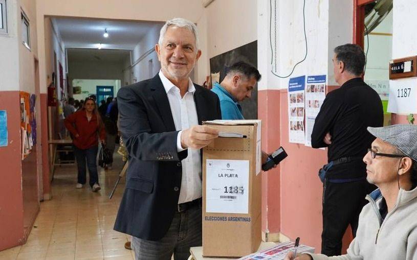 VIDEO.- Alak votó en Gonnet y destacó "la buena convivencia entre las distintas fuerzas políticas"