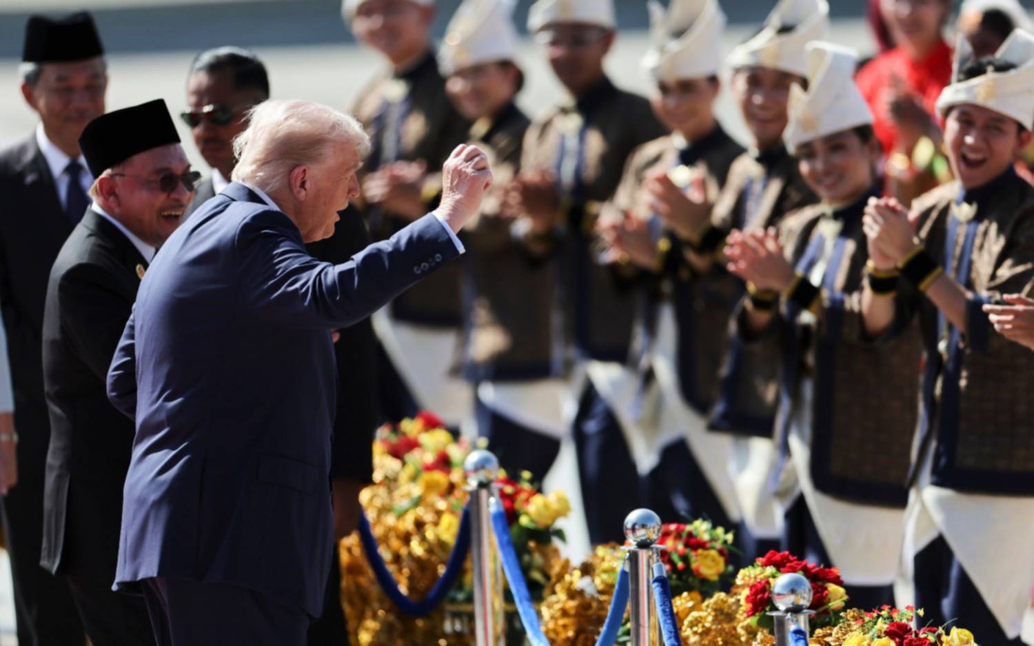El bailecito de Donald Trump, para ponerle onda al bajar del avión