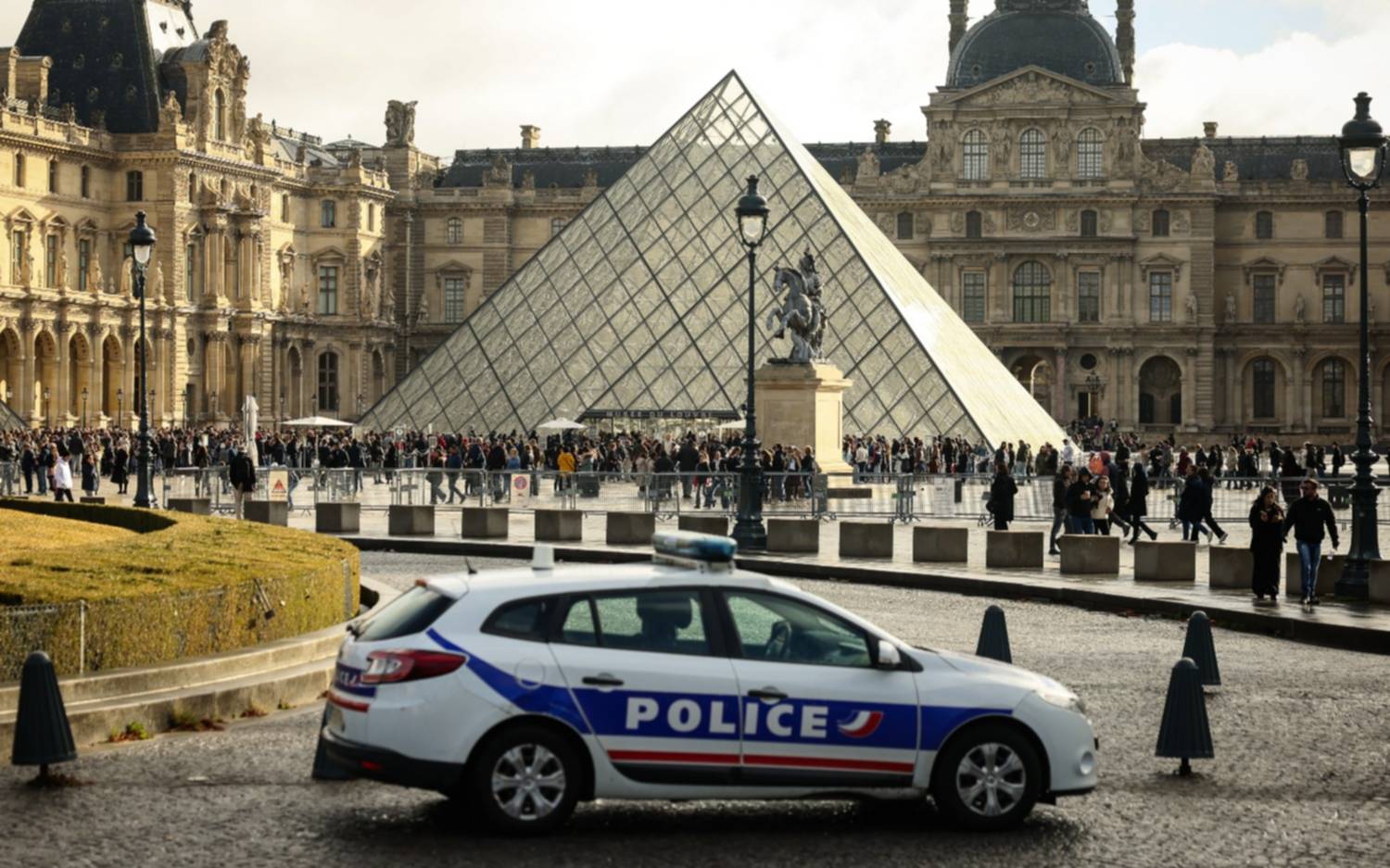 Robo al Louvre: detuvieron a dos sospechosos del ataque cuando estaban por salir del país
