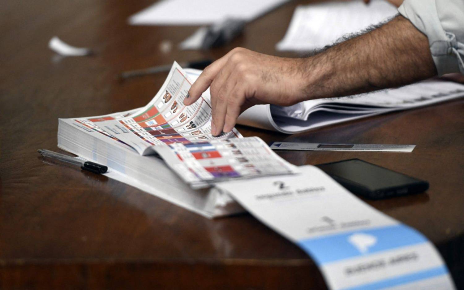 A la espera de los resultados oficiales: LLA optimista con los números a nivel nacional y el peronismo con la ventaja en Provincia